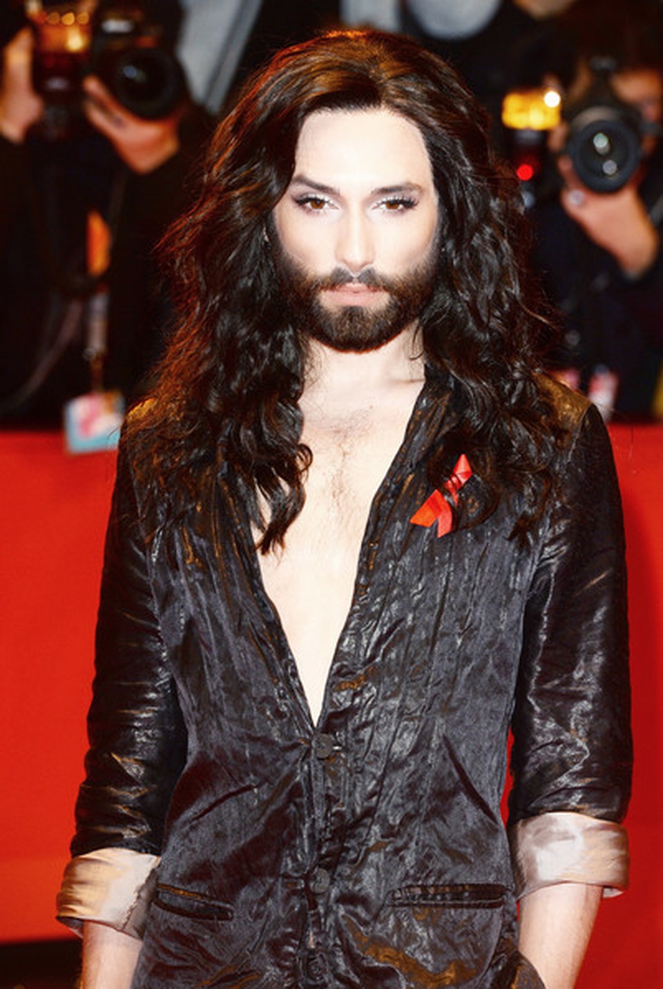 Nam ca sỹ đồng tính Conchita Wurst bất ngờ cạo trọc đầu - 4 Nam ca sỹ đồng tính Conchita Wurst bất ngờ cạo trọc đầu - 4
