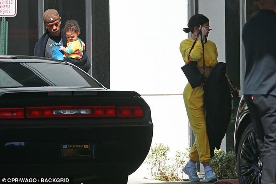 Kylie Jenner giản dị bế con ra phố - 4