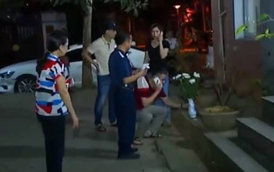 Bé trai 3 tuổi lọt qua ô thoáng nhà vệ sinh, rơi từ tầng 6 chung cư xuống đất - 1