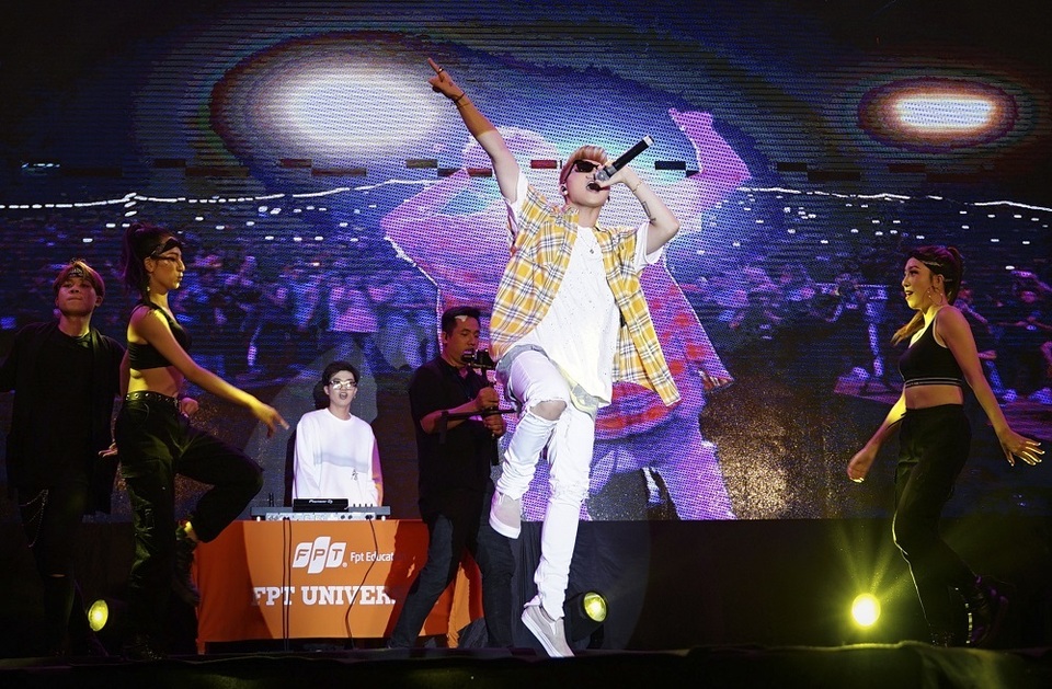 Sơn Tùng khoe tóc mới lạ lẫm, diễn Lạc trôi phong cách cực chất trước 10.000 fans - 3 Sơn Tùng khoe tóc mới lạ lẫm, diễn Lạc trôi phong cách cực chất trước 10.000 fans - 3