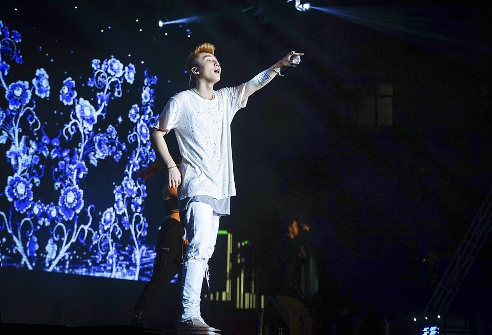 Sơn Tùng khoe tóc mới lạ lẫm, diễn Lạc trôi phong cách cực chất trước 10.000 fans - 2 Sơn Tùng khoe tóc mới lạ lẫm, diễn Lạc trôi phong cách cực chất trước 10.000 fans - 2