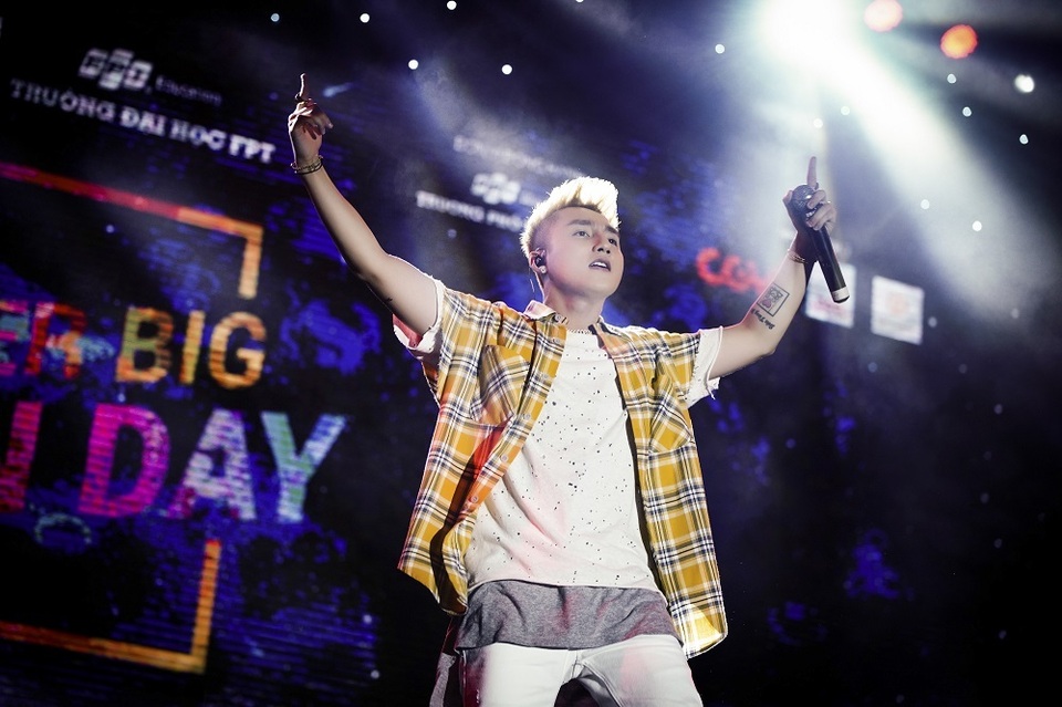 Sơn Tùng khoe tóc mới lạ lẫm, diễn Lạc trôi phong cách cực chất trước 10.000 fans - 1 Sơn Tùng khoe tóc mới lạ lẫm, diễn Lạc trôi phong cách cực chất trước 10.000 fans - 1