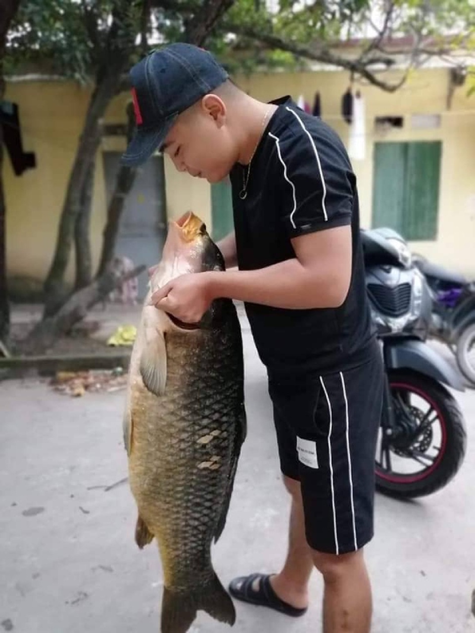 Người Hà thành mạnh tay chi gần chục triệu để mua 1 con cá chép - 4 Người Hà thành mạnh tay chi gần chục triệu để mua 1 con cá chép - 4