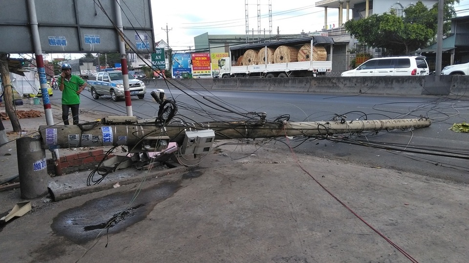 Xe cẩu kéo gãy trụ điện, một nhà dân bị ảnh hưởng - 1 Xe cẩu kéo gãy trụ điện, một nhà dân bị ảnh hưởng - 1