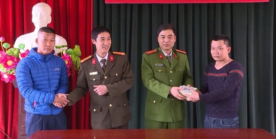 Nhặt được túi tiền 150 triệu đồng, 2 cậu cháu đem nộp cho công an - 1 Nhặt được túi tiền 150 triệu đồng, 2 cậu cháu đem nộp cho công an - 1