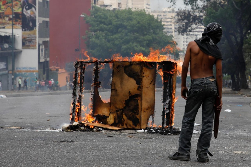 Mất điện, nước liên miên, dân Venezuela cùng quẫn rủ nhau quậy, phá - 1 Mất điện, nước liên miên, dân Venezuela cùng quẫn rủ nhau quậy, phá - 1