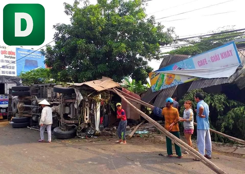 Xe tải đâm vào nhà dân, 4 người thoát chết - 2 Xe tải đâm vào nhà dân, 4 người thoát chết - 2
