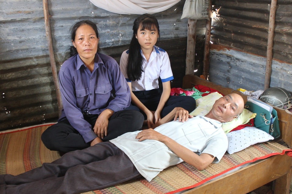 Bị ung thư, người đàn ông phó mặc bệnh tật giày vò ở nhà chờ chết - 1 Bị ung thư, người đàn ông phó mặc bệnh tật giày vò ở nhà chờ chết - 1