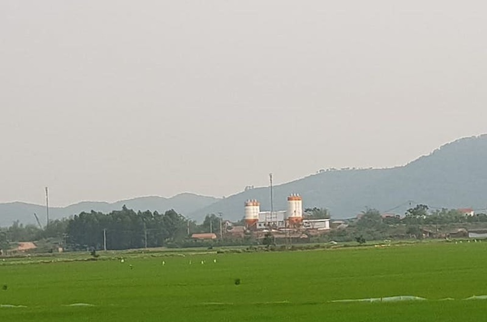Trạm trộn bê tông không phép cày nát mặt đê, người dân kêu trời! - 1 Trạm trộn bê tông không phép cày nát mặt đê, người dân kêu trời! - 1