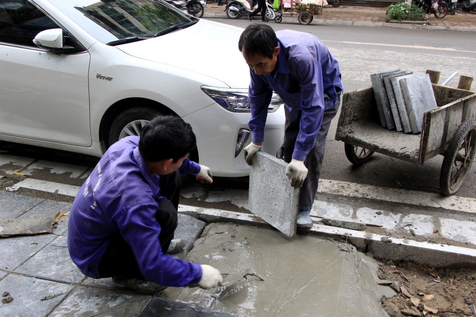 Vỉa hè Hà Nội: Chuyển từ “đá bền trăm năm” sang gạch giả đá, tiết kiệm tiền tỷ - 1 Vỉa hè Hà Nội: Chuyển từ “đá bền trăm năm” sang gạch giả đá, tiết kiệm tiền tỷ - 1