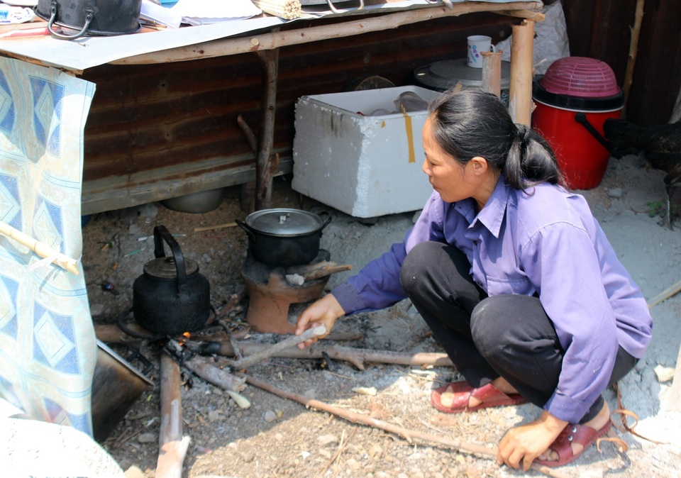 Bị ung thư, người đàn ông phó mặc bệnh tật giày vò ở nhà chờ chết - 7 Bị ung thư, người đàn ông phó mặc bệnh tật giày vò ở nhà chờ chết - 7