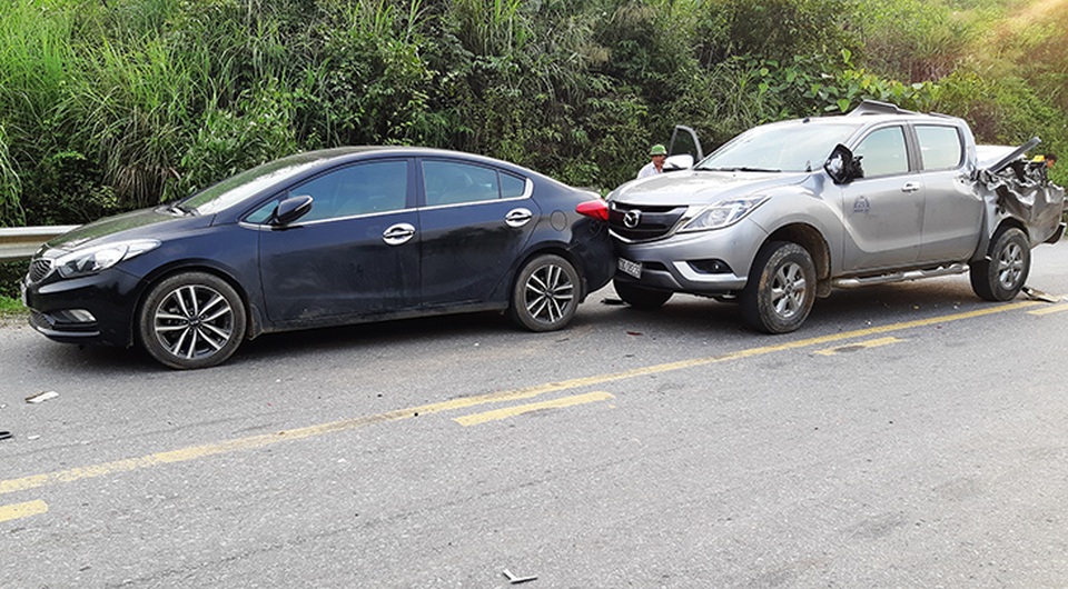 Xe đầu kéo lao như bay, tông thẳng hiện trường vụ tai nạn khác rồi lật nghiêng - 2 Xe đầu kéo lao như bay, tông thẳng hiện trường vụ tai nạn khác rồi lật nghiêng - 2