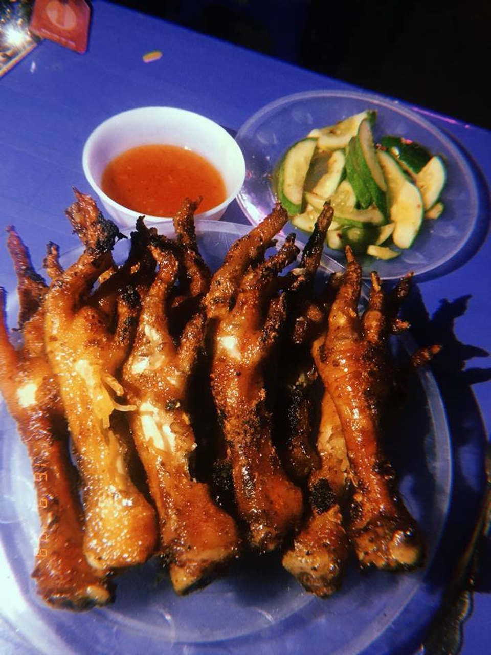 Hàng tấn chân gà, cánh gà đang phân huỷ bốc mùi hôi thối suýt tuồn vào nội địa - 3 Hàng tấn chân gà, cánh gà đang phân huỷ bốc mùi hôi thối suýt tuồn vào nội địa - 3