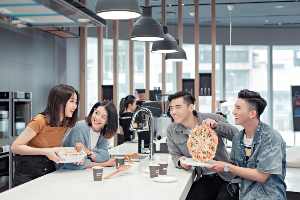 Check-in “bức tường xanh” sang chảnh bậc nhất Sài Gòn - 9