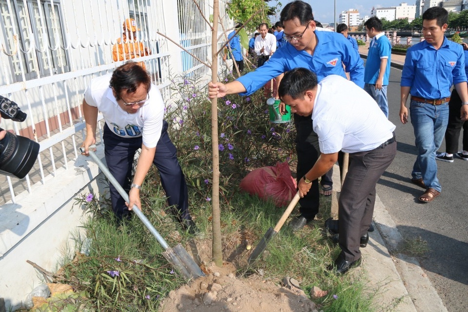 Tiết kiệm gần 1 tỉ đồng sau một giờ tắt điện - 3 Tiết kiệm gần 1 tỉ đồng sau một giờ tắt điện - 3