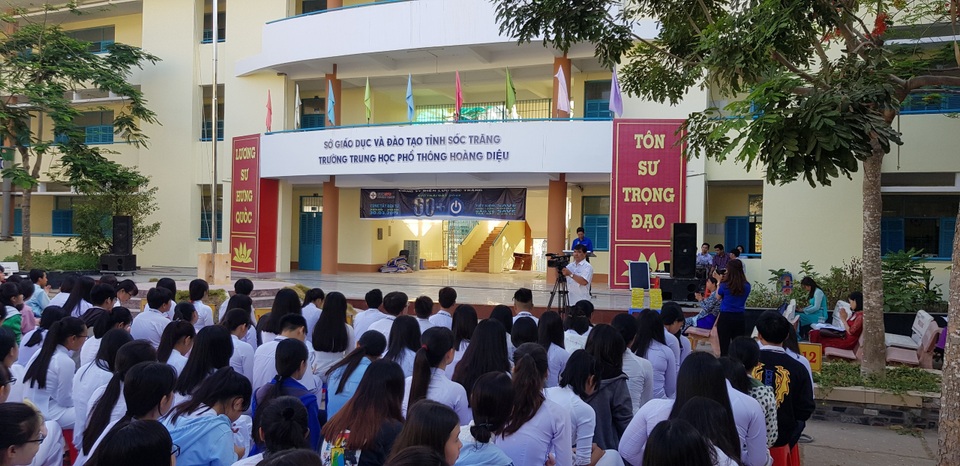 Tiết kiệm gần 1 tỉ đồng sau một giờ tắt điện - 4 Tiết kiệm gần 1 tỉ đồng sau một giờ tắt điện - 4