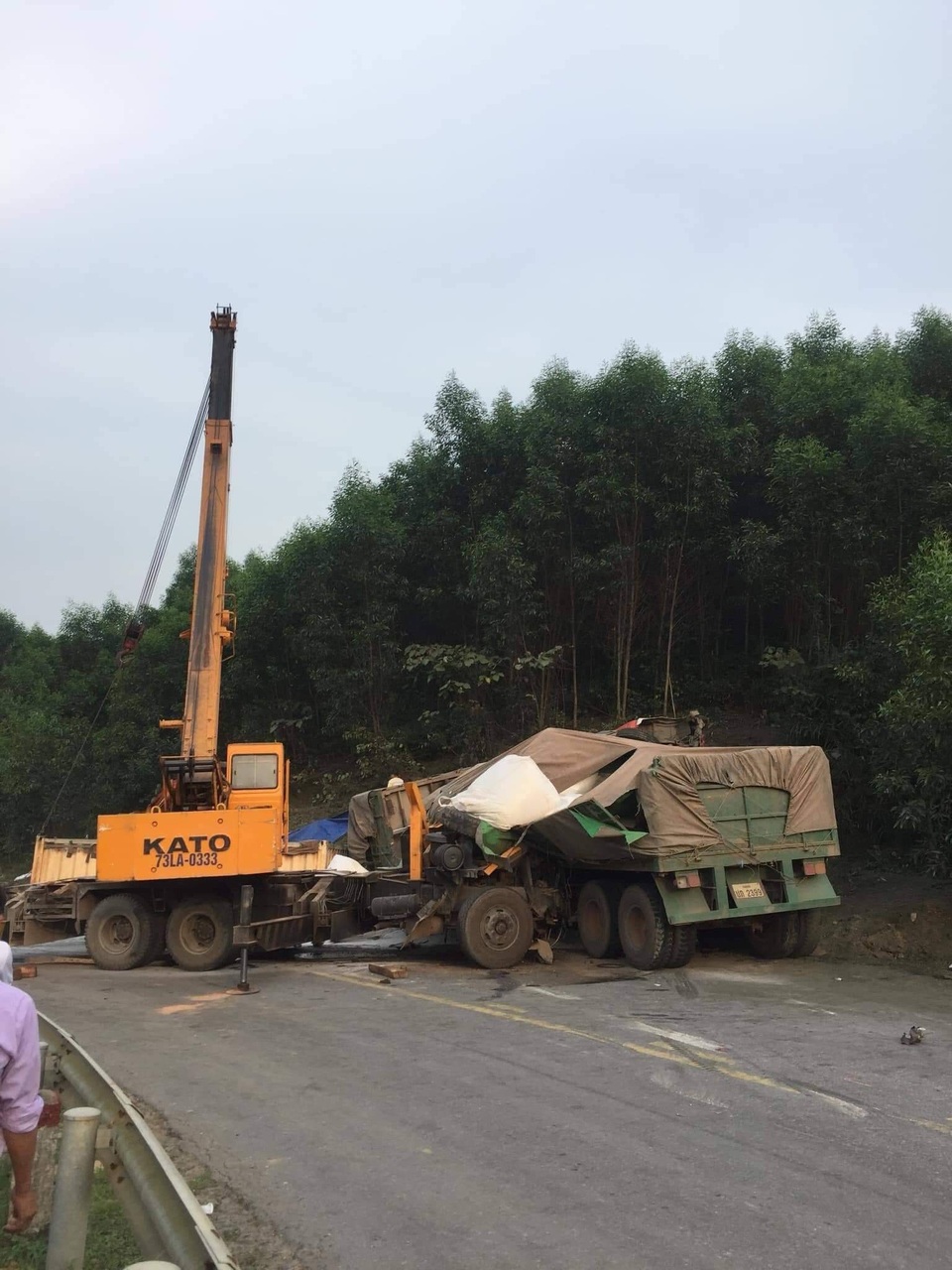 Xe đầu kéo lao như bay, tông thẳng hiện trường vụ tai nạn khác rồi lật nghiêng - 1 Xe đầu kéo lao như bay, tông thẳng hiện trường vụ tai nạn khác rồi lật nghiêng - 1
