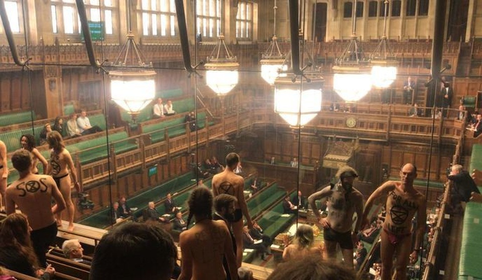 Nhóm biểu tình khỏa thân phá bĩnh phiên tranh luận Brexit trong quốc hội Anh - 5 Nhóm biểu tình khỏa thân phá bĩnh phiên tranh luận Brexit trong quốc hội Anh - 5