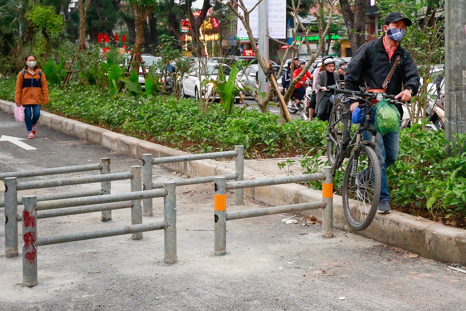 Vất vả vác phương tiện qua rào chắn đường đi bộ, đi xe đạp dài nhất Hà Nội - 5 Vất vả vác phương tiện qua rào chắn đường đi bộ, đi xe đạp dài nhất Hà Nội - 5