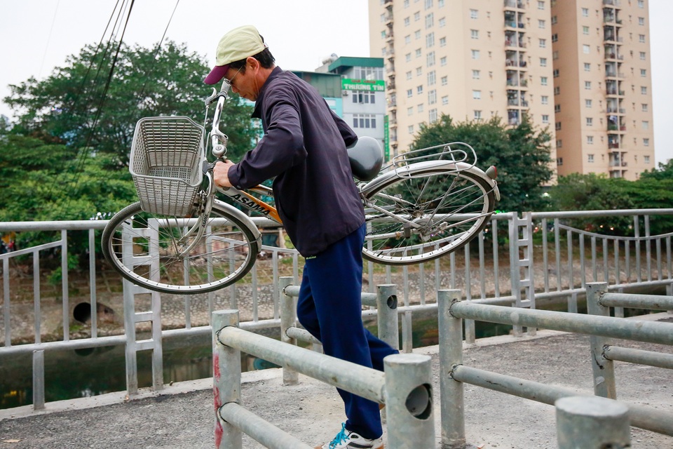 Vất vả vác phương tiện qua rào chắn đường đi bộ, đi xe đạp dài nhất Hà Nội - 8 Vất vả vác phương tiện qua rào chắn đường đi bộ, đi xe đạp dài nhất Hà Nội - 8