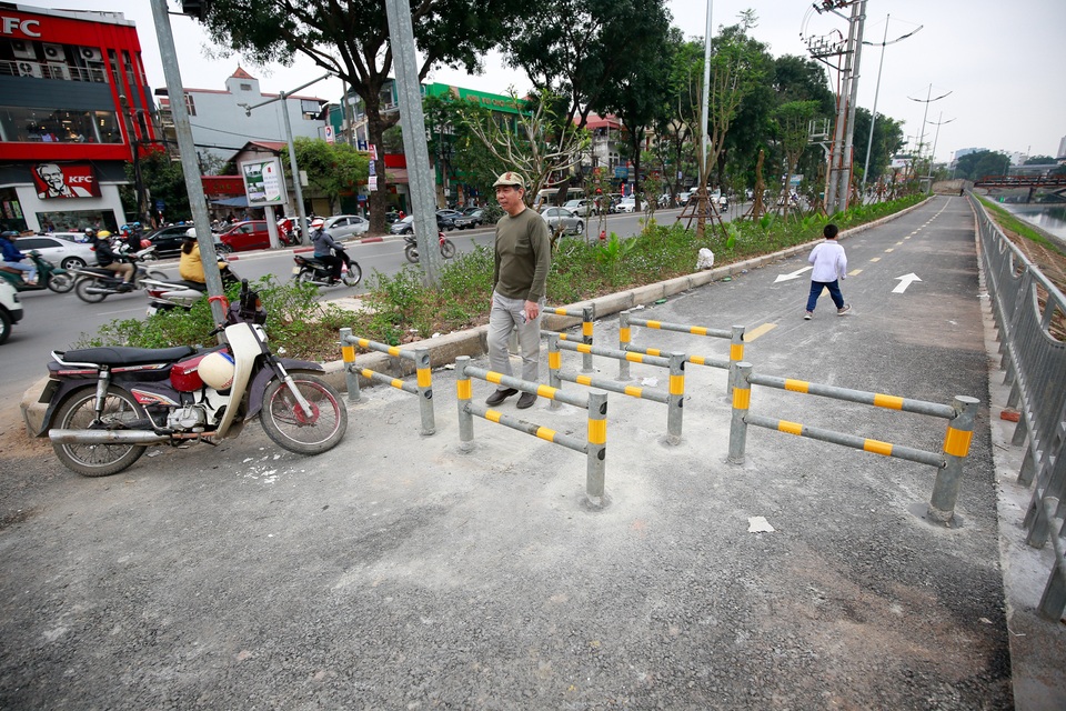 Vất vả vác phương tiện qua rào chắn đường đi bộ, đi xe đạp dài nhất Hà Nội - 1 Vất vả vác phương tiện qua rào chắn đường đi bộ, đi xe đạp dài nhất Hà Nội - 1