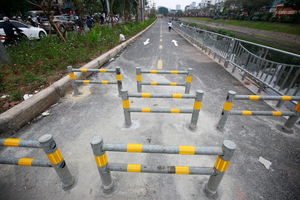 Vất vả vác phương tiện qua rào chắn đường đi bộ, đi xe đạp dài nhất Hà Nội - 6 Vất vả vác phương tiện qua rào chắn đường đi bộ, đi xe đạp dài nhất Hà Nội - 6