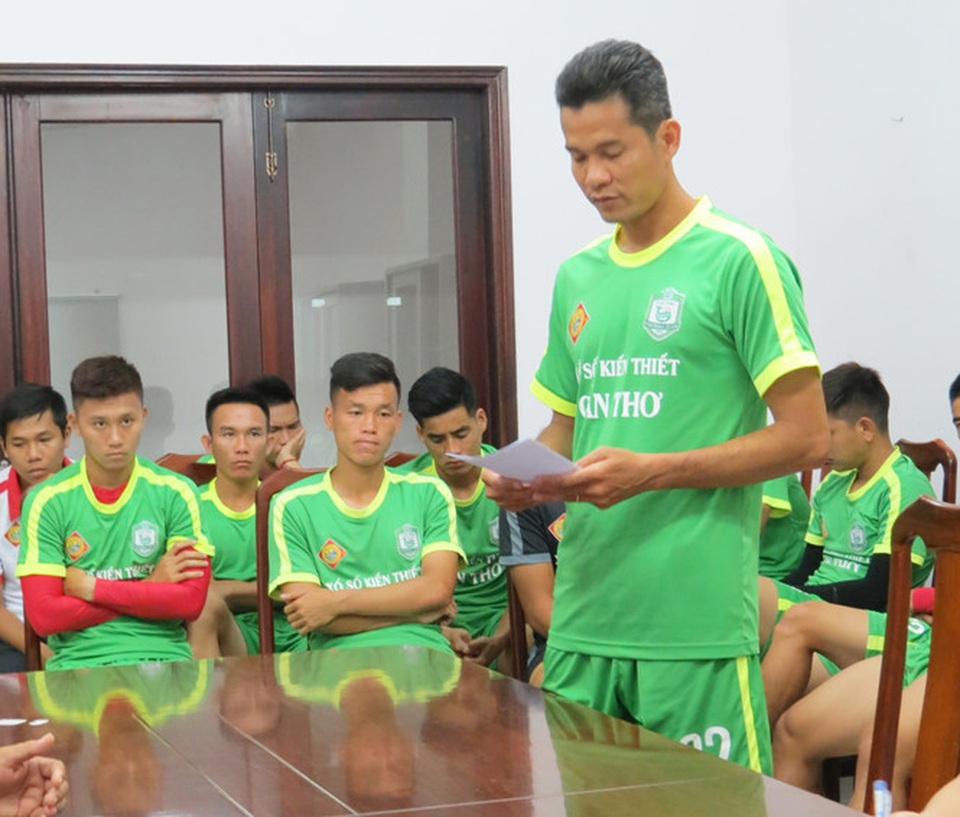 CLB Cần Thơ vẫn bảo vệ cầu thủ “đá phản lưới nhà”, tiết lộ sẽ kháng án - 1 CLB Cần Thơ vẫn bảo vệ cầu thủ “đá phản lưới nhà”, tiết lộ sẽ kháng án - 1