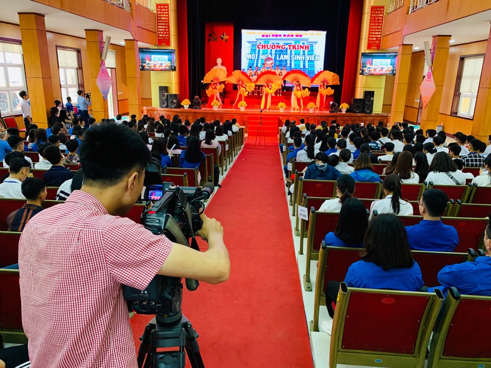 300 học sinh trải nghiệm một ngày làm sinh viên tại ĐH Sao Đỏ - 2 300 học sinh trải nghiệm một ngày làm sinh viên tại ĐH Sao Đỏ - 2