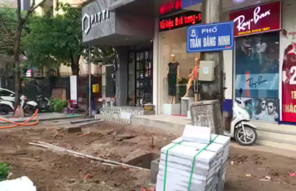 Vỉa hè Hà Nội: Chuyển từ “đá bền trăm năm” sang gạch giả đá, tiết kiệm tiền tỷ - 2 Vỉa hè Hà Nội: Chuyển từ “đá bền trăm năm” sang gạch giả đá, tiết kiệm tiền tỷ - 2