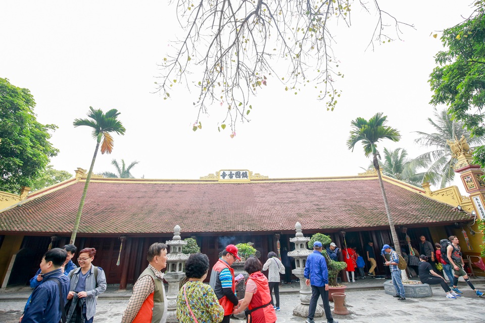 Cây bưởi trong ngôi chùa cổ nhất Hà Nội bị vẽ bậy chằng chịt lên quả - 1 Cây bưởi trong ngôi chùa cổ nhất Hà Nội bị vẽ bậy chằng chịt lên quả - 1