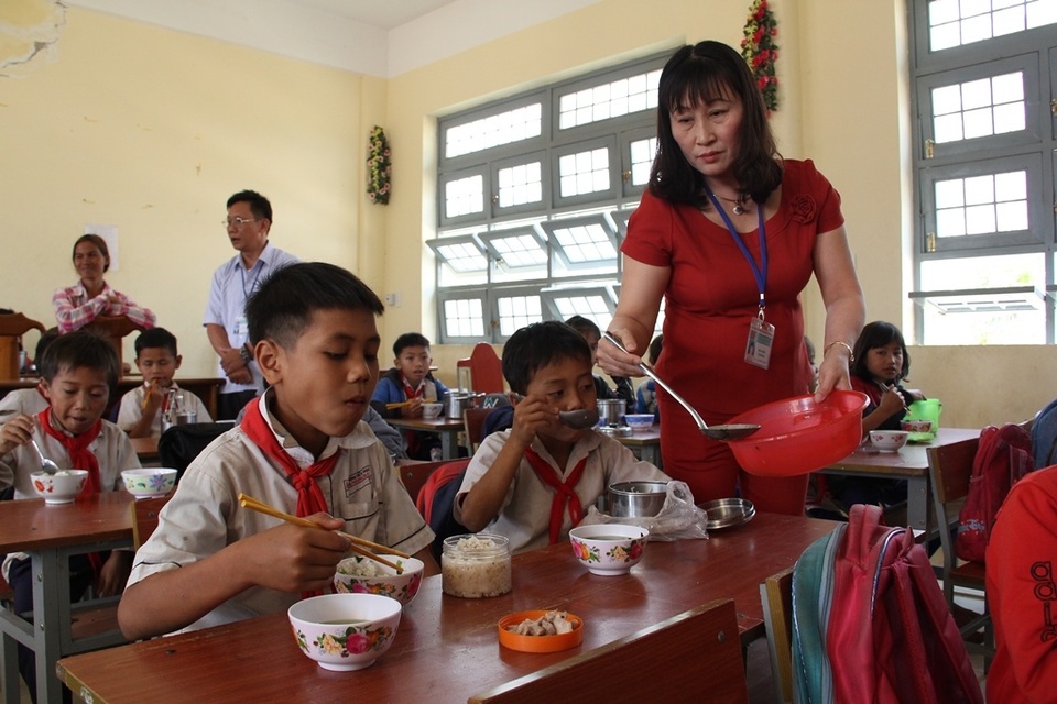 Thầy cô vùng cao góp gạo, nấu cơm ngay tại trường cho học sinh nhà xa - 3 Thầy cô vùng cao góp gạo, nấu cơm ngay tại trường cho học sinh nhà xa - 3