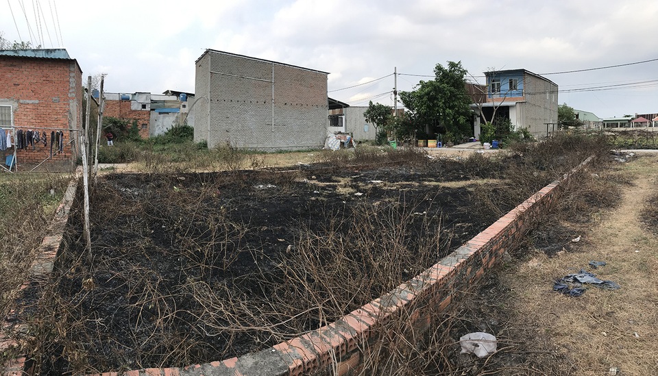 Rác tặc ở TP.HCM: Khó phát hiện vì châm lửa xong là… bỏ chạy! - 2 Rác tặc ở TP.HCM: Khó phát hiện vì châm lửa xong là… bỏ chạy! - 2