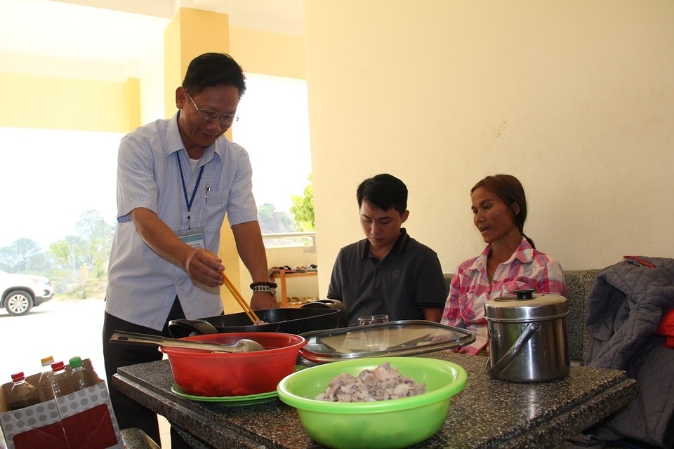 Thầy cô vùng cao góp gạo, nấu cơm ngay tại trường cho học sinh nhà xa - 2 Thầy cô vùng cao góp gạo, nấu cơm ngay tại trường cho học sinh nhà xa - 2