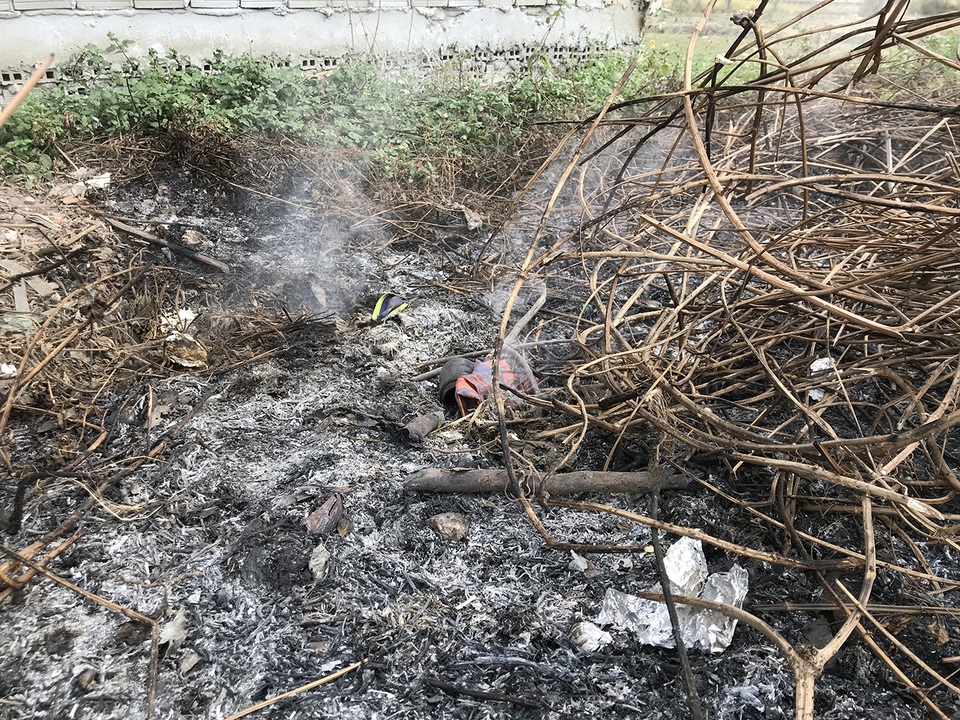 Rác tặc ở TP.HCM: Khó phát hiện vì châm lửa xong là… bỏ chạy! - 3 Rác tặc ở TP.HCM: Khó phát hiện vì châm lửa xong là… bỏ chạy! - 3