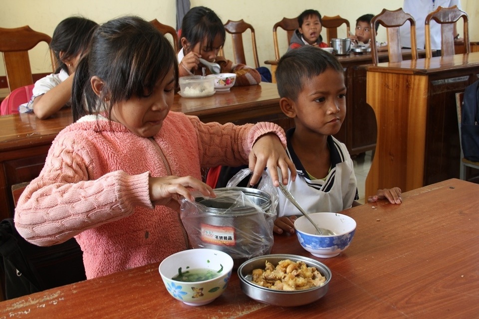 Thầy cô vùng cao góp gạo, nấu cơm ngay tại trường cho học sinh nhà xa - 4 Thầy cô vùng cao góp gạo, nấu cơm ngay tại trường cho học sinh nhà xa - 4