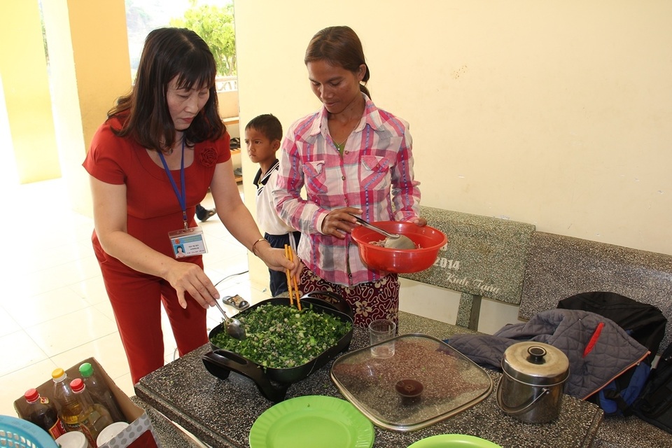 Thầy cô vùng cao góp gạo, nấu cơm ngay tại trường cho học sinh nhà xa - 1 Thầy cô vùng cao góp gạo, nấu cơm ngay tại trường cho học sinh nhà xa - 1