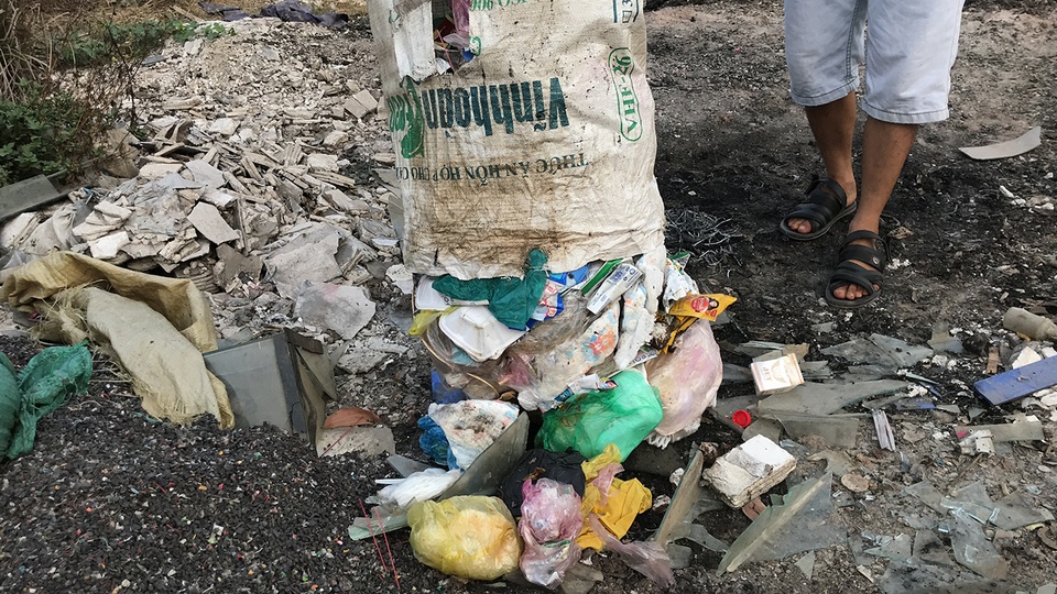 Rác tặc ở TP.HCM: Khó phát hiện vì châm lửa xong là… bỏ chạy! - 5 Rác tặc ở TP.HCM: Khó phát hiện vì châm lửa xong là… bỏ chạy! - 5