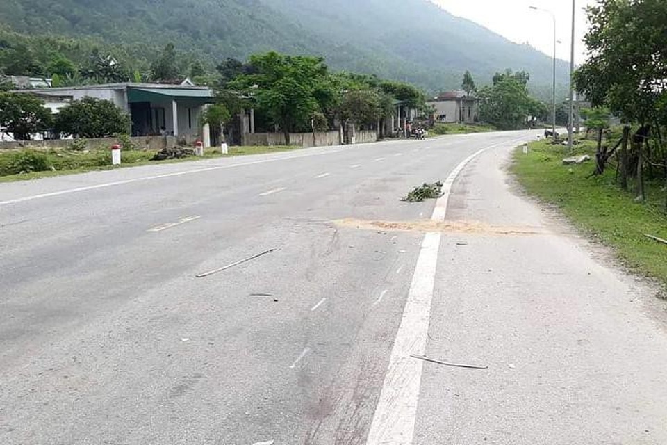 Thọc sườn ô tô, 2 thanh niên đi xe máy tử vong - 1 Thọc sườn ô tô, 2 thanh niên đi xe máy tử vong - 1