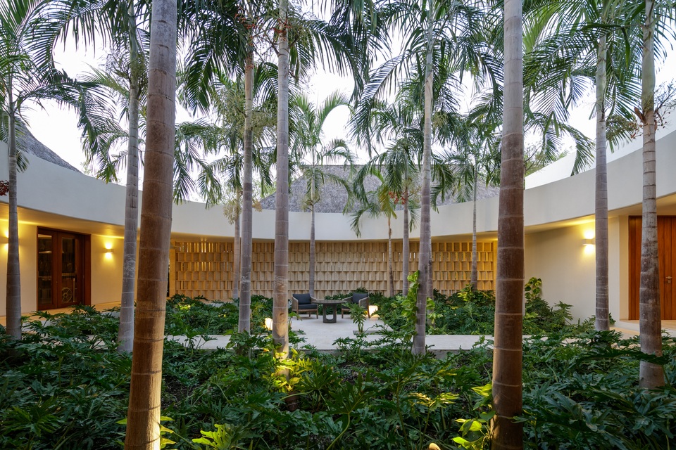 Chiêm ngưỡng dinh thự độc đáo sở hữu cả “ốc đảo” ngay giữa nhà - 13 Chiêm ngưỡng dinh thự độc đáo sở hữu cả “ốc đảo” ngay giữa nhà - 13