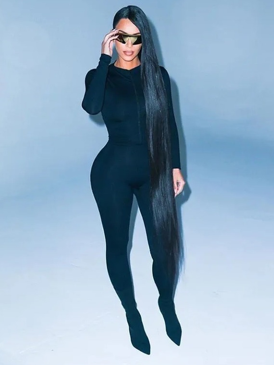 Kim Kardashian khoe thân để quảng cáo kính - 2 Kim Kardashian khoe thân để quảng cáo kính - 2