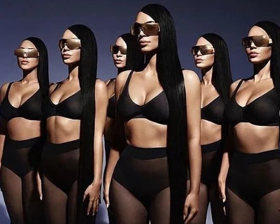 Kim Kardashian khoe thân để quảng cáo kính - 4 Kim Kardashian khoe thân để quảng cáo kính - 4