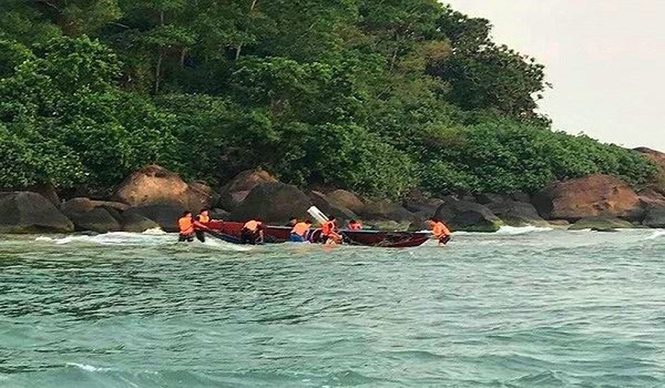 Cứu sống ngư dân đi câu mực bị chìm thuyền trên biển - 1 Cứu sống ngư dân đi câu mực bị chìm thuyền trên biển - 1