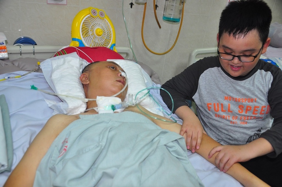 Đột nhiên bị chảy máu não, tính mạng người bố trẻ nguy kịch trong tiếng gọi thảm thiết của con - 7 Đột nhiên bị chảy máu não, tính mạng người bố trẻ nguy kịch trong tiếng gọi thảm thiết của con - 7