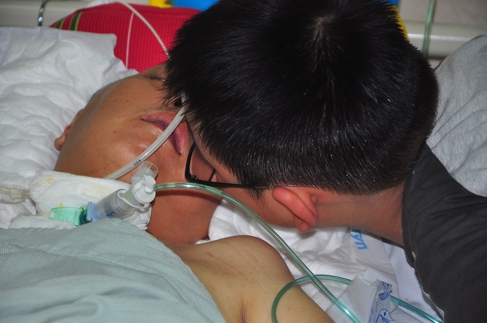 Đột nhiên bị chảy máu não, tính mạng người bố trẻ nguy kịch trong tiếng gọi thảm thiết của con - 3 Đột nhiên bị chảy máu não, tính mạng người bố trẻ nguy kịch trong tiếng gọi thảm thiết của con - 3
