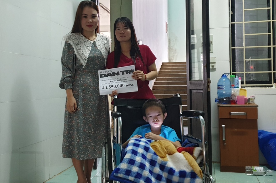 Bạn đọc hỗ trợ thêm 44 triệu đồng cho bé trai bị cắt mất một chân - 1 Bạn đọc hỗ trợ thêm 44 triệu đồng cho bé trai bị cắt mất một chân - 1