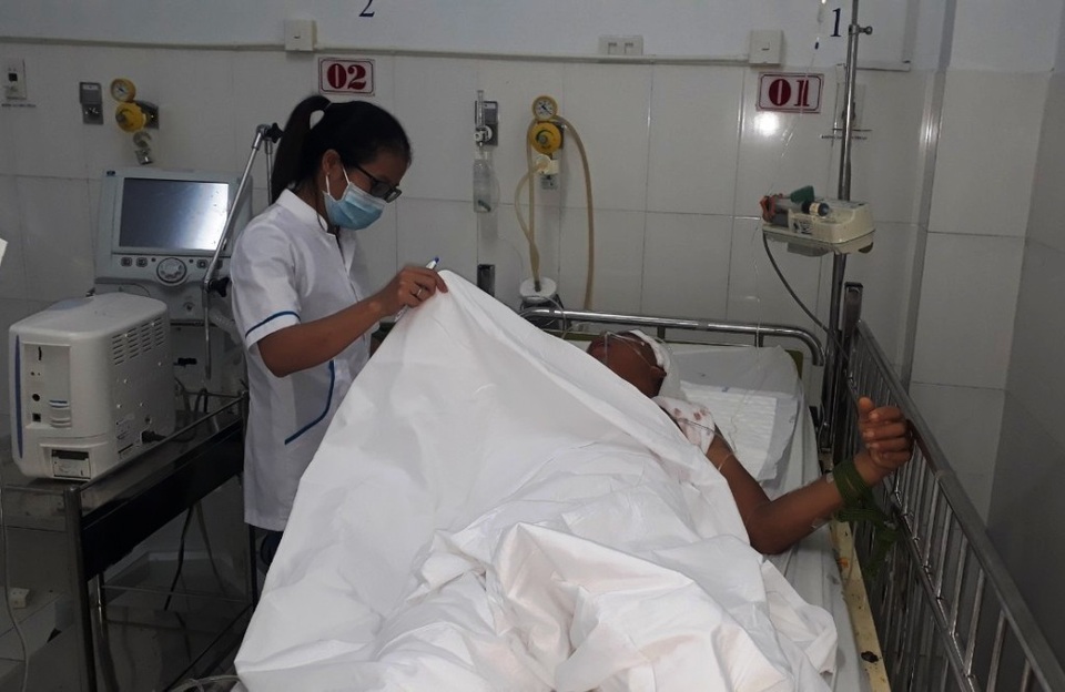 Gần 3 giờ bác sĩ Phú Quốc phẫu thuật cứu bệnh nhân dập não - 1 Gần 3 giờ bác sĩ Phú Quốc phẫu thuật cứu bệnh nhân dập não - 1
