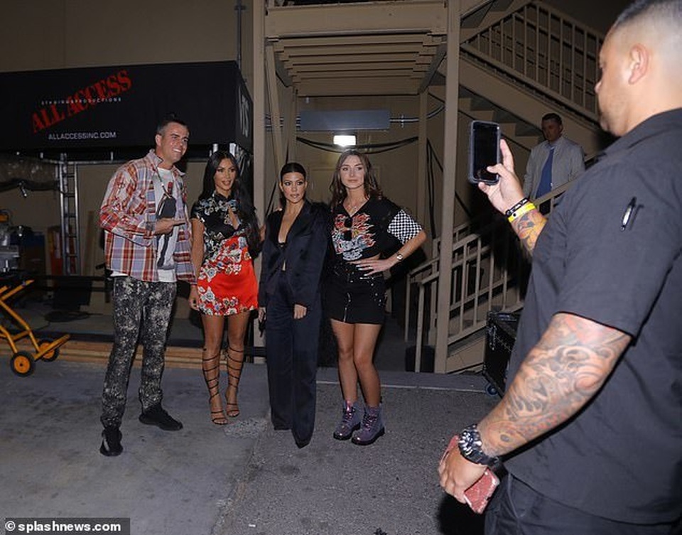 Kim Kardashian khoe thân để quảng cáo kính - 9 Kim Kardashian khoe thân để quảng cáo kính - 9