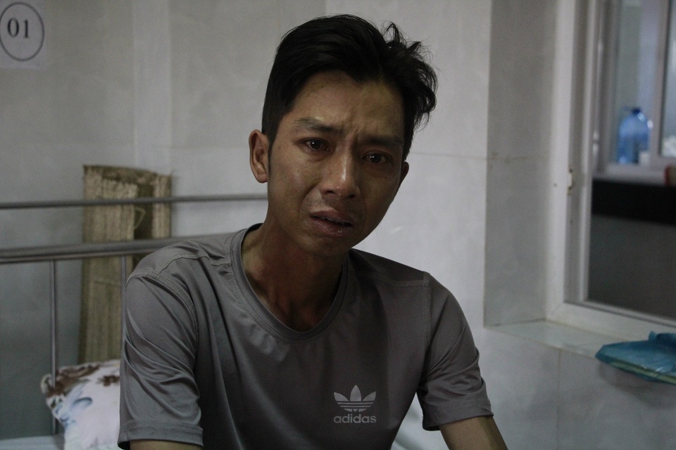 Cha nghèo mắc ung thư khóc nghẹn lo 3 con thơ không được đến trường - 1 Cha nghèo mắc ung thư khóc nghẹn lo 3 con thơ không được đến trường - 1