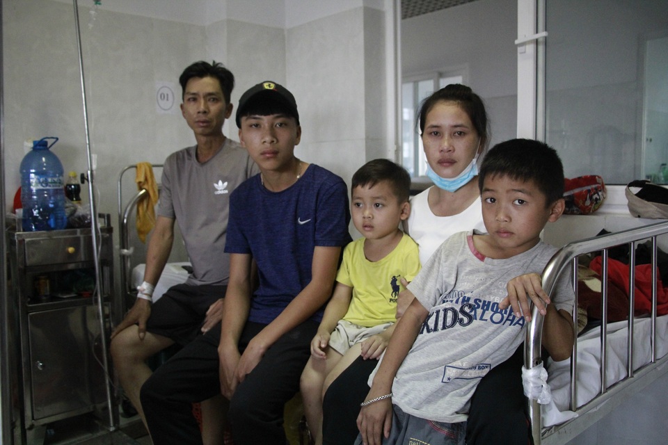 Cha nghèo mắc ung thư khóc nghẹn lo 3 con thơ không được đến trường - 2 Cha nghèo mắc ung thư khóc nghẹn lo 3 con thơ không được đến trường - 2