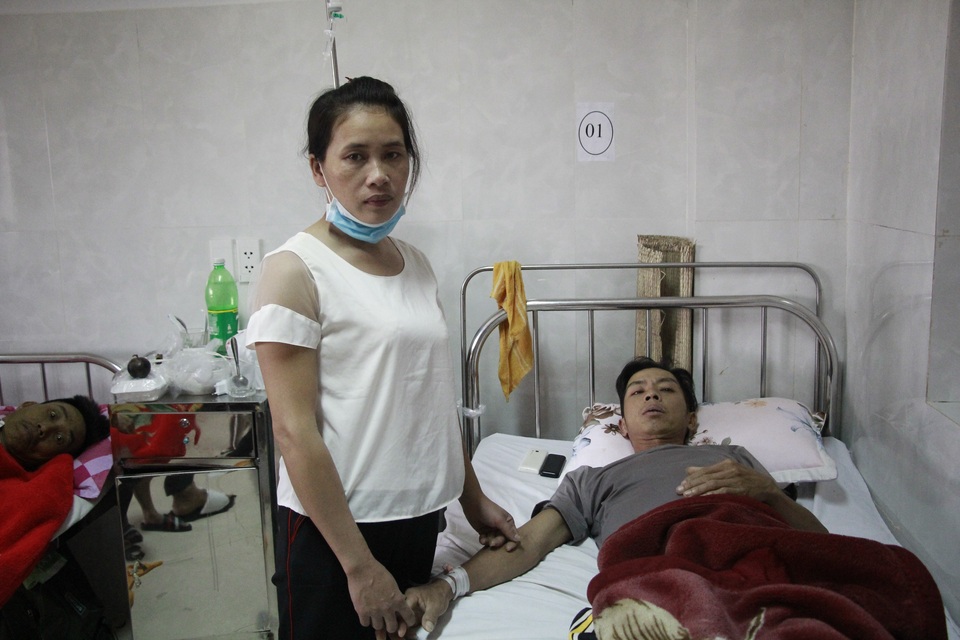Cha nghèo mắc ung thư khóc nghẹn lo 3 con thơ không được đến trường - 3 Cha nghèo mắc ung thư khóc nghẹn lo 3 con thơ không được đến trường - 3